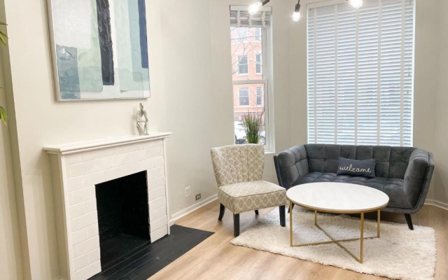 photo 4 of Wrigleyville Friends Unit - 5bdrm