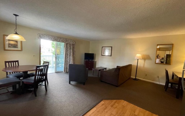 photo 3 of The Central Downtown Inn & Suites