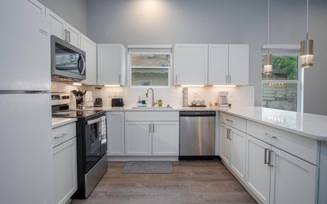 photo 2 of Your Dream Stay 4BR 2BA Near Downtown Riverwalk